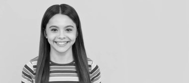 Mutlu kız çocuk gülüşü sarı arka plan. Çocuk yüzü, yatay poster, izole edilmiş genç kız portresi, fotokopi alanı olan pankart