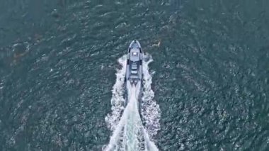 Miami, Florida, ABD - 22 Mayıs 2025: Deniz yaz tatili. Deniz motoru. Yat denizde yüzüyor. Motorlu teknenin üst görüntüsü. Lüks tekne motorlu yat. Deniz manzaralı lüks bir yat var. Tekne turizmi.