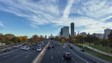 Chicago, Illinois, ABD - 24 Temmuz 2025: Otoyol trafiği. Autumn City otoyolu. Şehir trafiği. Arabalı yol. Şehir yolu araba dolu. Seyahat güzergahı. Şehir yolu otoyolu..