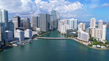Miami şehir merkezindeki Florida modern gökdeleni. Florida hava manzaralı. Miami şehri gökdeleninin havadan görünüşü. Şehrin ufuk çizgisi havadan şehir manzarası. Brickell Key şehir merkezinde. Miami şehir merkezi manzarası..