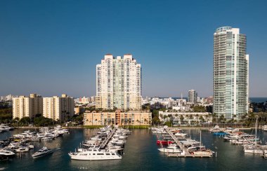 Ufuk çizgisi olan Miami Beach marinası hava aracı manzaralı. Miami yukarıdan. Miamis 'in ünlü simgelerinin insansız hava aracı görüntüsü. Gökdelenleri olan South Pointe plajı. Miami şehri panoraması. Miami Sahili 'nin silüeti