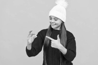 Mutlu genç kız multivitaminlere ve ilaçlara işaret eden şapka takıyor..