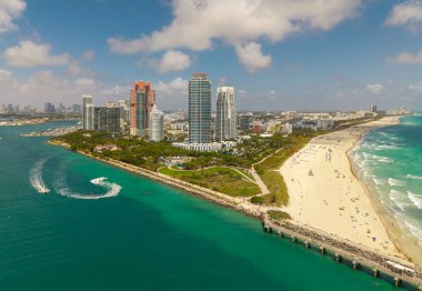 Turkuaz suları olan Miami Plajı 'nın havadan görünüşü. Miami siluetinin insansız hava aracı görüntüsü. South Beach 'in en iyi manzarası. Lüks gökdelenleri ve okyanusları olan Miami şehri. Miami 'nin ünlü sahil şeridi manzarası