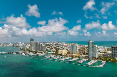 Turkuaz suları olan Miami Plajı 'nın havadan görünüşü. Miami siluetinin insansız hava aracı görüntüsü. Güney Miami Sahili 'nin en iyi manzarası. Lüks gökdelenleri ve okyanusları olan Miami şehri. Miamis 'in ünlü sahil şeridi manzarası