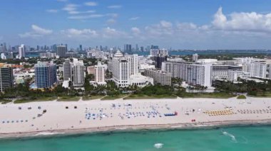 Miami Plajı 'nın gökyüzü manzarası. Miami Sahili 'nin insansız hava aracı görüntüsü. Güney Miami Sahili ve okyanus manzarası. Gökdelenleri ve kıyı şeridi olan Miami Plajı gökdelenleri