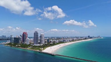 Miami sahili ve okyanusunun havadan görünüşü. Kristal berraklığında okyanusu olan Miami sahili. Meşhur Miami silueti. Miami Okyanus Cephesi