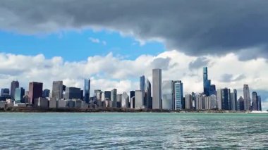 Skyline mimarisi. Bulutlu gökyüzü olan Chicago şehri. Şehir merkezindeki Chicago şehrinin silüeti. Gökdelen mimarisi. Chicago şehir manzarası. Gökdelen binalı bir şehir manzarası. Görkemli gökdelen.