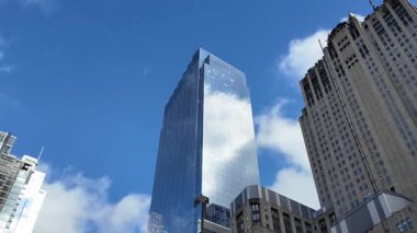 İş gökdeleni binası. Mimari inşaat sektörü. Camdan gökdelen yansıması. Business District City 'de gökyüzü yansıması. Modern ticari mimari. Modern ofis binası.