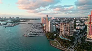 Yat marinası. Lüks yat kiralama. Miami limanı marinası. Yazın lüks bir yat gezisi. Miami limanına yanaşmış bir yat. Marina lüks şehir manzarası. Yatı olan liman. Miami Güney Sahili Marinası.