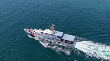 Miami, Florida, ABD - 16 Mayıs 2025: Devriye gemisi. Sahil Güvenlik gemisi kıyıya doğru ilerliyor. Deniz botu 4K görüntüsü. Devriye aracı. ABD Sahil Güvenlik teknesi denizde yüzüyor.