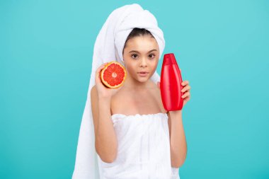 Mutlu kız şampuan şişesini tutuyor. Şampuanlı sağlıklı saçlar. Taze, temiz ve güzel genç saç bakımı. Gençler için duş rutini. Genç kız için saç jölesi ve şampuan. İpeksi saçlar için şampuan.