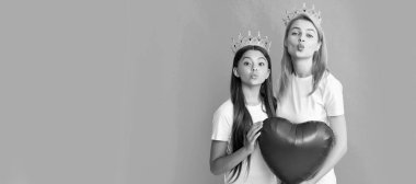 Anne ve kız çocuk afişi, kopyalama alanı, izole edilmiş arka plan. Taç giymiş bencil kadın ve kız çocuğu ellerinde sevgililer günü balonu, sevgililer günü kartı