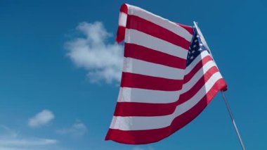 Anma günü ya da 4 Temmuz için Amerikan bayrağı. Amerikan bayrağı vatanseverlik sembolü. Amerikan bayrağı. Bağımsızlık Günü. ABD, bağımsızlık ya da anma gününde gökyüzüne karşı bayrak sallayacak. Anma Günü.