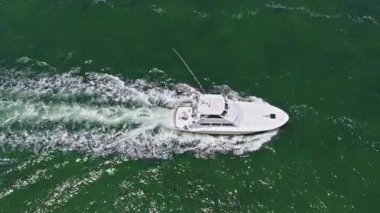 Yaz tatili. Hava manzaralı motorlu tekne. Yat teknesi turu. Lüks tekne yatı. Sürat teknesi denizde. Denizdeki lüks özel yat. Motorlu yat lüks gemi. Tekne motorlu antenleri. Deniz gezisi.