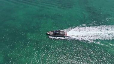 Sefer teknesi denizde yüzüyor. Motorlu teknenin üst görüntüsü. Denizde lüks tekne motorlu yatı. Tekne turizmi. Lüks bir yaşam tarzı. Yaz tatili. Denizde yat. Kıyı meltemi.