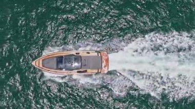 Okyanus esintisi. Lüks bir yaşam tarzı. Yaz tatili. Denizde yat. Sefer teknesi denizde yüzüyor. Motorlu teknenin üst görüntüsü. Denizde lüks tekne motorlu yatı. Tekne turizmi..