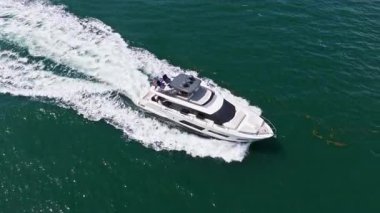 Sürat teknesi denizde. Denizdeki lüks özel yat. Motorlu yat lüks gemi. İHA görüntüsü. Tekne motorlu antenleri. Yaz tatili. Hava manzaralı motorlu tekne. Yat teknesi turu. Lüks tekne teknesi..