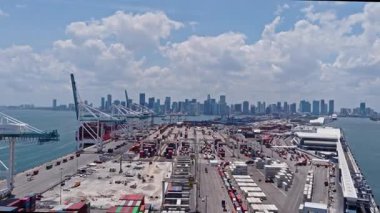 Miami, Florida, ABD - 22 Mayıs 2025: ihracat ve ithalat. Kargo yükleme işi. Miami limanında konteynır taşıyan kargo hizmetleri. Yük konteynırı kargosu. Miami Limanı. Konteynır portu yükleniyor.