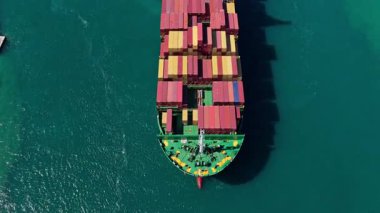 Konteynırlı kargo gemisi. Yük konteynırı kargo gemisine yüklendi. Kargo gemisi limandan ayrılıyor. Konteyner gemisi. görüntülenecek ulaşım