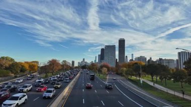 Chicago, Illinois, ABD - 24 Temmuz 2025: Otoyol trafiği. Autumn City otoyolu. Şehir trafiği. Arabalı yol. Şehir yolu araba dolu. Seyahat güzergahı. Şehir yolu otoyolu..