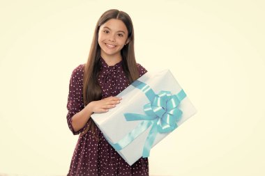 Mutlu gülümseyen genç bir kızın portresi. Beyaz izole edilmiş arka planda hediye kutusu tutan süpriz ergen çocuk. Çocukların doğum günü hediyesi. Noel veya Yeni Yıl hediye kutusu