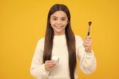 Makyaj yapan, pudra tutan ve fırçalayan genç kız. Pudrayla makyaj yapan güzel bir genç.