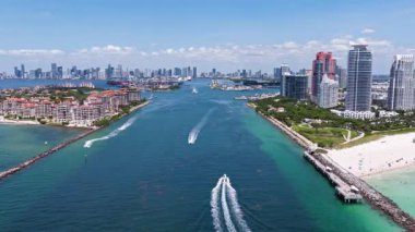 Miami sahili ve okyanusunun havadan görünüşü. Kristal berraklığında okyanusu olan Miami sahili. Meşhur Miami silueti. Miami okyanus hattı. Miamis kumlu plajlarının manzaralı görüntüsü.