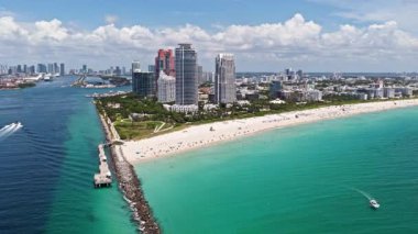 Turkuaz suları olan Miami Plajı 'nın havadan görünüşü. Miami siluetinin insansız hava aracı görüntüsü. Güney Miami Sahili 'nin üst manzarası