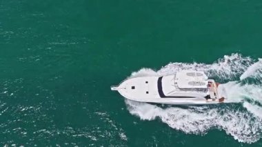 Sürat teknesi turizmi. Lüks tekne yatı. Denizdeki sürat teknesi. Yaz tatili. Lüks bir yat kiralama şirketi. Motorlu yat lüks gemi. Tekne motorlu yat anteni. Motorlu tekne gezisi.