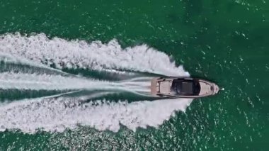 Sürat teknesi turizmi. Lüks tekne yatı. Denizdeki sürat teknesi. Yaz tatili. Lüks bir yat kiralama şirketi. Motorlu yat lüks gemi. Tekne motorlu yat anteni. Yat yelkeni.