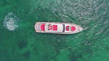 Denizdeki lüks yatın deniz manzarası. Lüks yat 4K görüntüsü. Yaz tatili. Denizdeki motorlu yat. Tekne gezisi. Seyahat güzergahı. Denizde bir tekne. Yat deniz yolculuğuna başlıyor. Tekne gezisi.