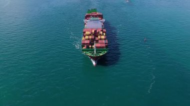 Miami, Florida, ABD - 11 Eylül 2025: konteynırlı Manzanillo Köprüsü. Yük konteynırı kargo gemisine yüklendi. Manzanillo Köprüsü kargo gemisi limandan ayrılıyor. Konteyner gemisi.