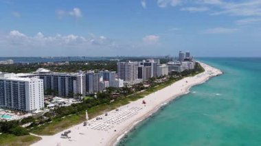 Miami ufuk çizgisinin havadan görünüşü. Miami şehrinin insansız hava aracı görüntüsü. Güney Miami ve okyanus manzarası. Gökdelenleri ve kıyı şeridi olan Miami gökdelenleri
