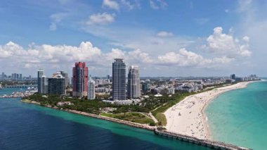 Ufuk çizgisi olan Miami Plajı hava aracı görüntüsü. Miami yukarıdan. Miamis 'in ünlü simgelerinin insansız hava aracı görüntüsü. Gökdelenleri olan South Pointe plajı. Miami şehri panoraması. Miami Sahili 'nin okyanus manzarası