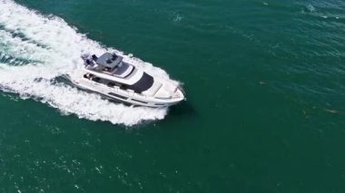 Lüks tekne yatı. Sürat teknesi denizde. Denizdeki lüks özel yat. Motorlu yat lüks gemi. Tekne motorlu antenleri. Yaz tatili. Hava manzaralı motorlu tekne. Yat teknesi turu. Yat yolu.