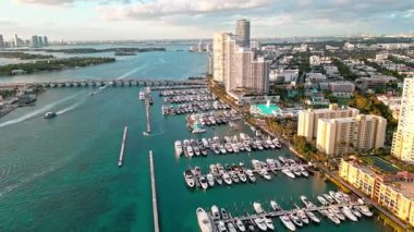 Yat kulübü. Marina Miami, Florida 'da. Özel rıhtım. Lüks yatı olan Güney Point Miami marinası. Yaz tatili. Lüks Güney Sahili marinası. Lüks bir yat. Miami güney sahili manzarası.