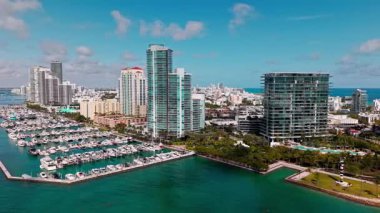Marina hava manzarası. Yat limanı. Lüks güney sahil marinası. Güney sahilindeki Miami gökdeleninde. Lüks bir yat limanında. Lüks marina. Miami lüks marinası. Yaz tatili.
