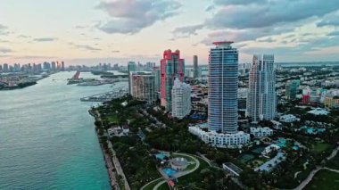 Güney noktası. Miami 'de gökdelen mimarisi. Miami güney sahili havalimanı. South Pointpark 'taki gökdelen. Skyline panorama. Lüks otel gökdeleni. Havadan Miami plajı. Lüks hava manzarası.