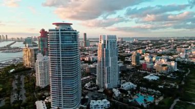 Miami 'de gökdelen mimarisi. Miami güney sahili hava günbatımı. South Pointpark 'taki gökdelen. Lüks otel gökdeleni. Havadan Miami plajı. Lüks hava manzarası. Güney noktası. Miami Kiralama.