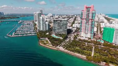 Marina hava manzarası. Yat limanı. Lüks güney sahil marinası. Güney sahilindeki Miami gökdeleninde. Rıhtıma yanaşmış yat. Lüks bir hayat. Miami lüks marinası. Yaz tatili. Huzurlu marina sabahı.