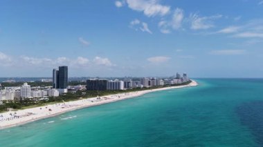 Miami gökdelenleri kıyı şeridinin yukarısında. Miami sahili ve okyanusunun havadan görünüşü