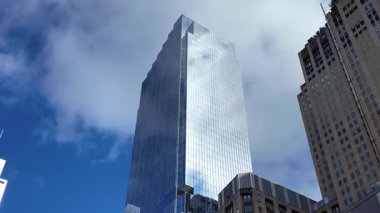 Business District City 'de gökyüzü yansıması. Modern ticari mimari. İş gökdeleni binası. Mimari inşaat sektörü. Camdan gökdelen yansıması. İş ve finans.