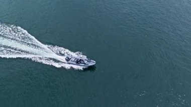 Miami, Florida, ABD - 22 Mayıs 2025 Yat Denizi. Motorlu teknenin üst görüntüsü. Lüks tekne motorlu yat. Deniz manzaralı lüks bir yat var. Tekne ve yat turizmi. Yaz tatili..