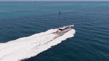 Miami, Florida, ABD - 22 Mayıs 2025 Yat Denizi. Motorlu teknenin üst görüntüsü. Lüks tekne motorlu yat. Deniz manzaralı lüks bir yat var. Tekne ve yat turizmi. Yaz tatili..