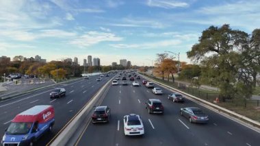 Chicago, Illinois, ABD - 24 Temmuz 2025: Şehir trafiği. Arabalı yol. Şehir yolu araba dolu. 4K görüntü. Şehir yolu otoyolu. Otobanda trafik var. Şehir hedef otoyolu.