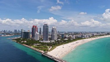 Ufuk çizgisi olan Miami Plajı hava aracı görüntüsü. Miami yukarıdan. Miamis 'in ünlü simgelerinin insansız hava aracı görüntüsü. Gökdelenleri olan South Pointe plajı. Miami şehri panoraması. Miami Sahili 'nin okyanus manzarası