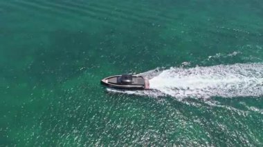 Hava manzaralı motorlu tekne. Yat teknesi turu. Lüks tekne yatı. Sürat teknesi denizde. Denizdeki lüks özel yat. Motorlu yat lüks gemi. Tekne motorlu antenleri. Yaz tatili. Yelken izi.