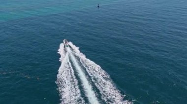 Denizdeki sürat teknesi. Yaz tatili. Lüks bir yat kiralama şirketi. Motorlu yat lüks gemi. Tekne motorlu yat anteni. Sürat teknesi turizmi. Lüks tekne yatı. Motorlu tekne dalgaları.