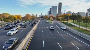 Chicago, Illinois, ABD - 24 Temmuz 2025: Otoyol trafiği. Autumn City otoyolu. Şehir trafiği. Arabalı yol. Şehir yolu araba dolu. Seyahat güzergahı. Şehir yolu otoyolu..