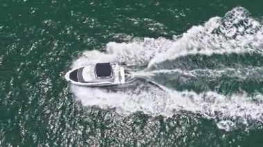 Sürat teknesi denizde. Denizdeki lüks özel yat. Motorlu yat lüks gemi. Tekne motorlu antenleri. Geniş deniz. Yaz tatili. Hava manzaralı motorlu tekne. Yat teknesi turu. Lüks tekne teknesi..